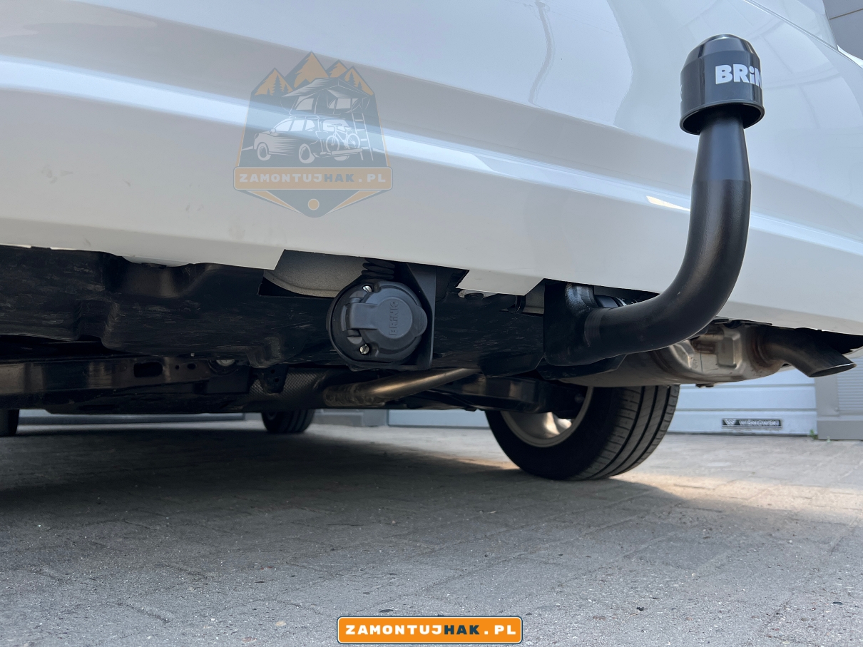 zdjecie samochodu po zamontowaniu haka holowniczego toyota corolla e21 w serwisie montazu hakow holowniczych w poznaniu 680100